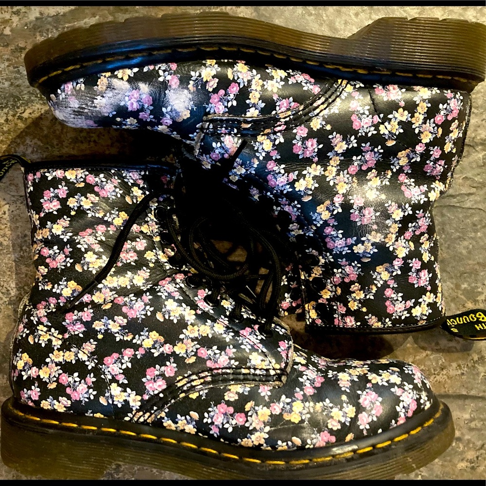 🌸🌼 Dr. Martens Floral Lace-Up Boots